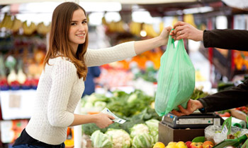 woman-buying-farmers-market-groceries-350